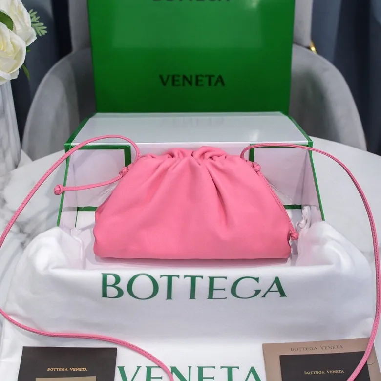 Batch 1120 Bottega Veneta cloud bag ☁️POUCH series original plain calfskin, super low-key and attractive, soft and casual. Major internet celebrity bloggers are crazy about calling it fashionable and classy, ​​lazy and intellectual. Small size: 23*13*8 (small cloud plain) girly pink, model: 6671